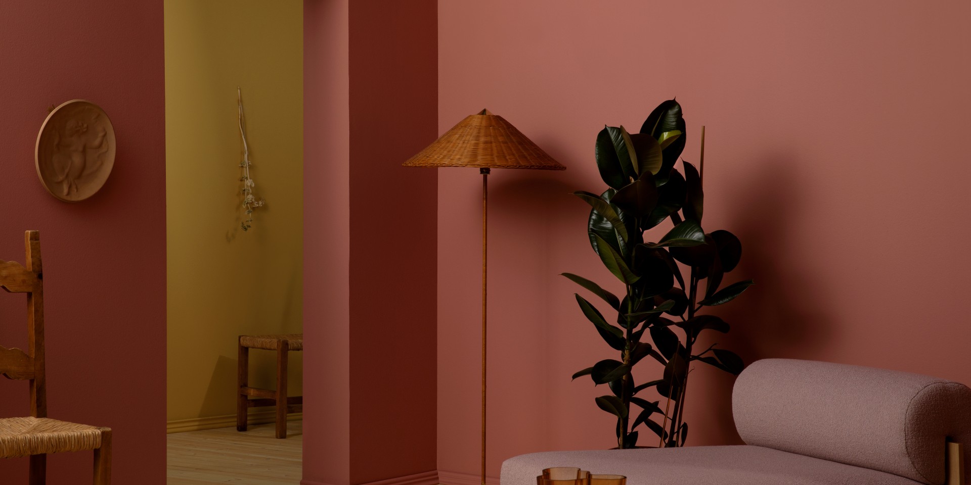 Huone maalattu Tikkurilan sisäseinämaalin sävyllä V413 Ruusun hetki.