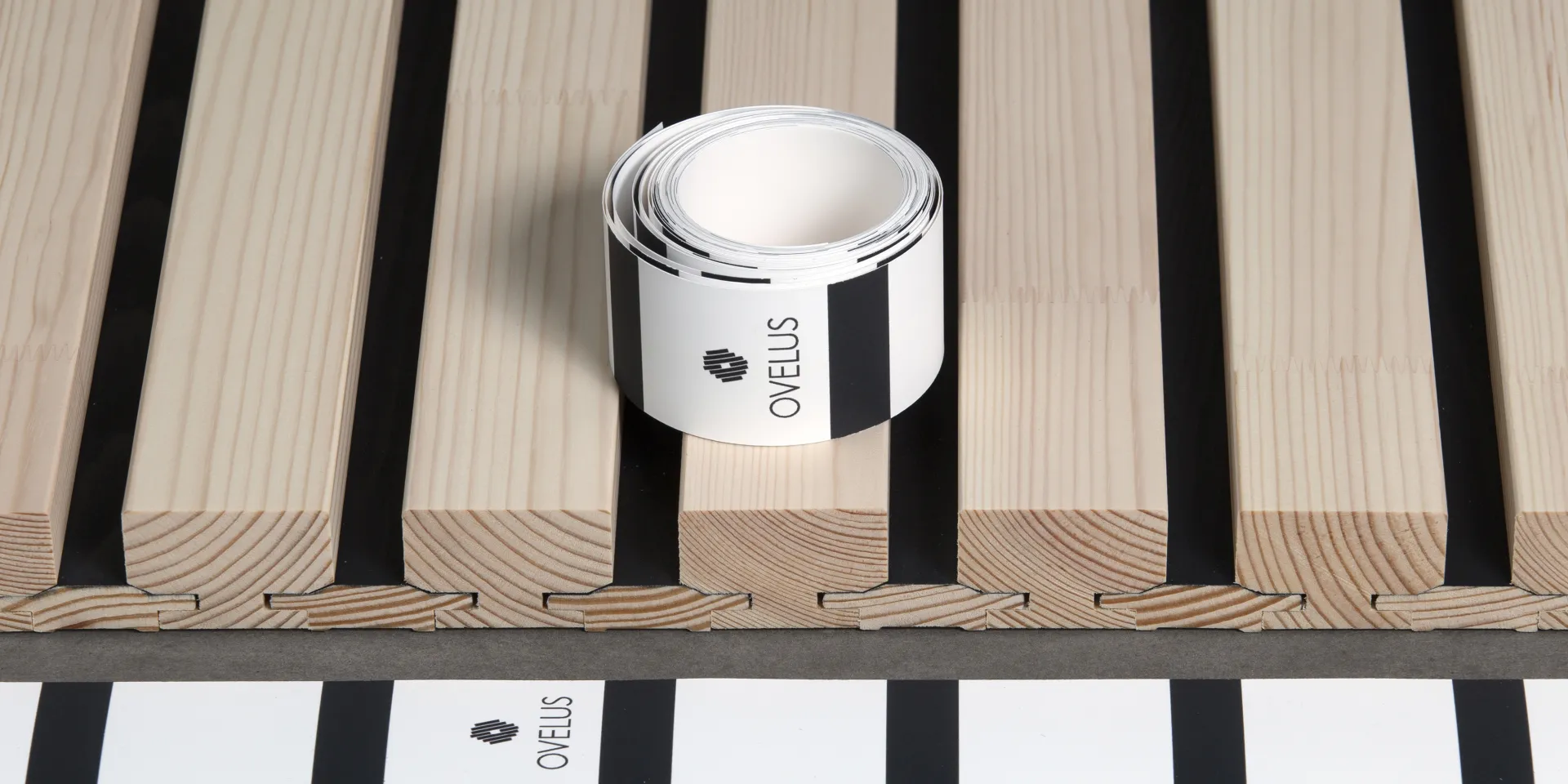 Ovelus-nauha puurimojen päällä.