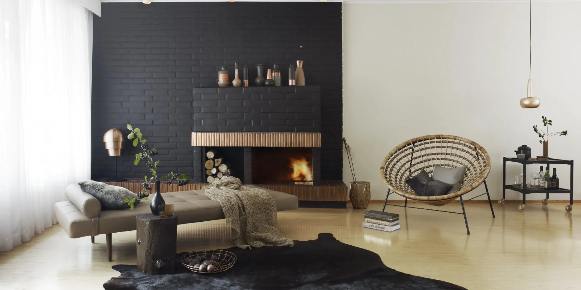 Musta olohuoneen tehosteseinä tiilestä