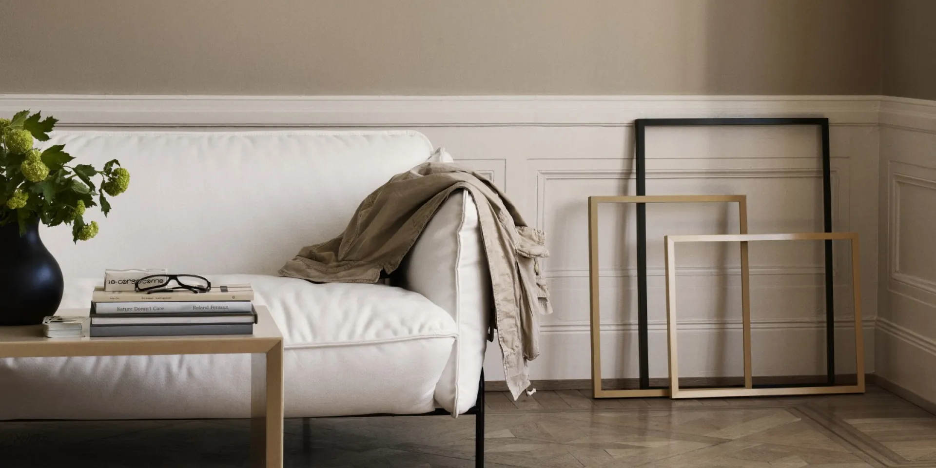 Olohuone, jonka seinällä on koristelistat 