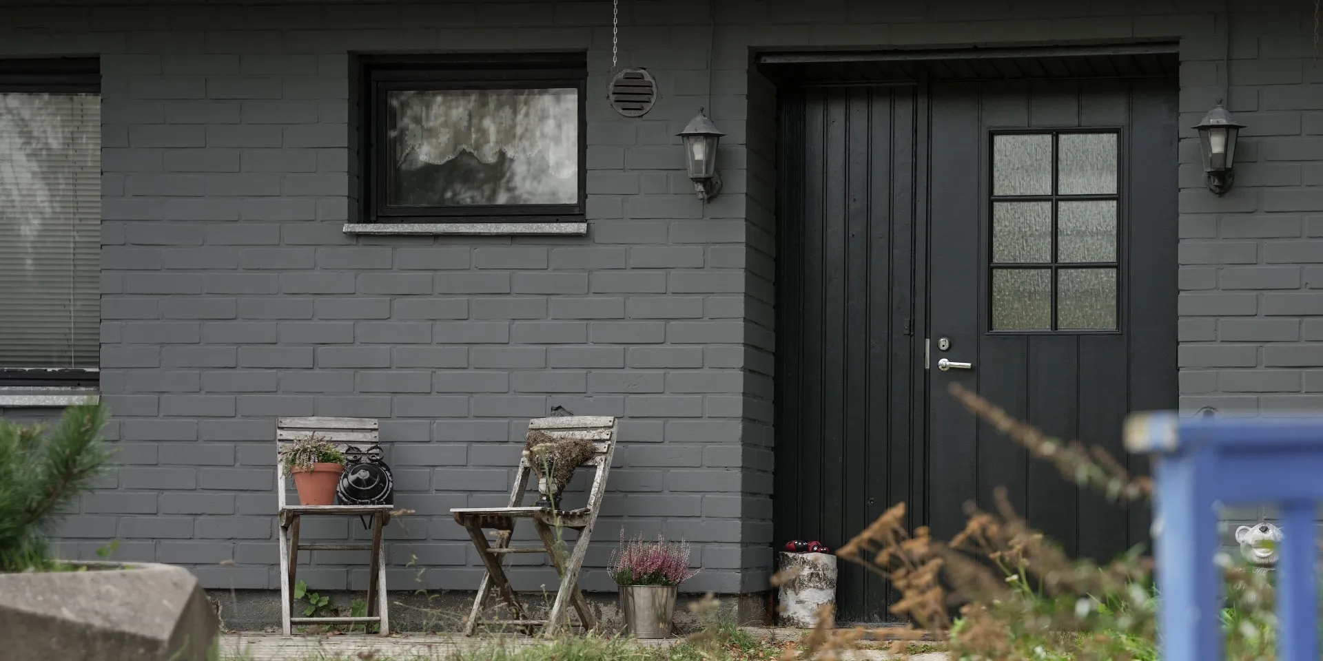 Tiilitalon maalaus harmaaksi tiilitalomaalilla