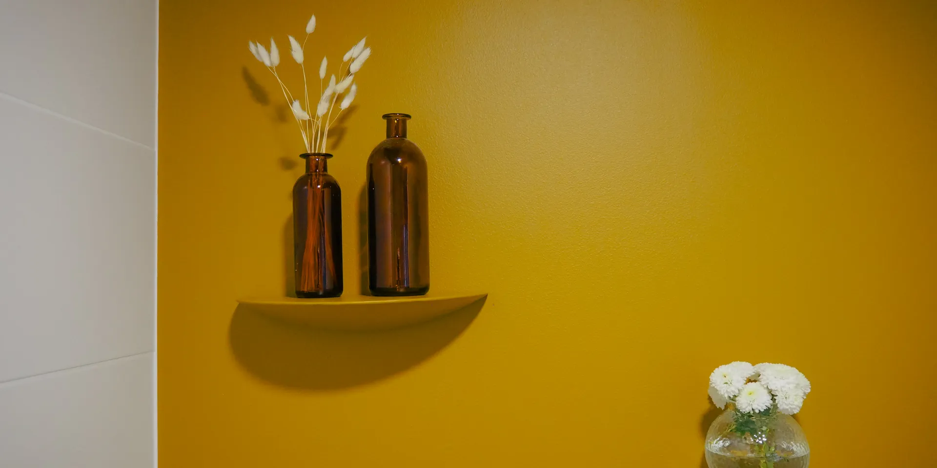 Oliivinvihreä seinä 