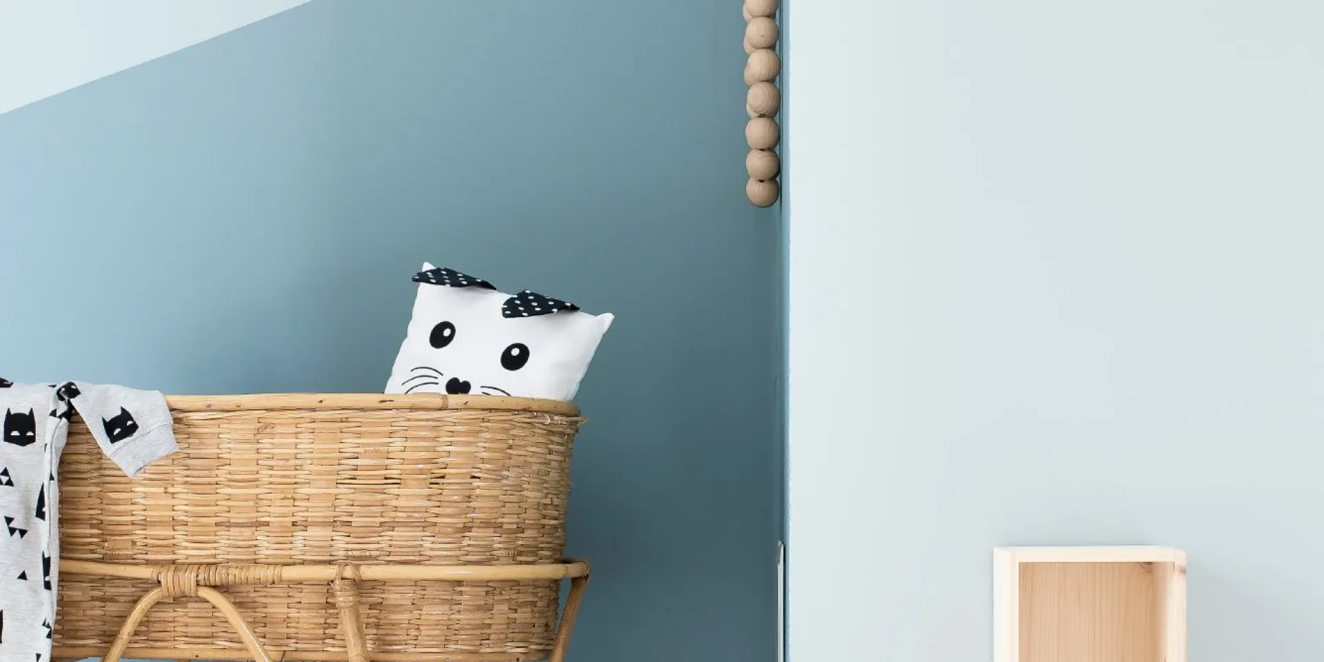 sininen lastenhuoneen seinä
