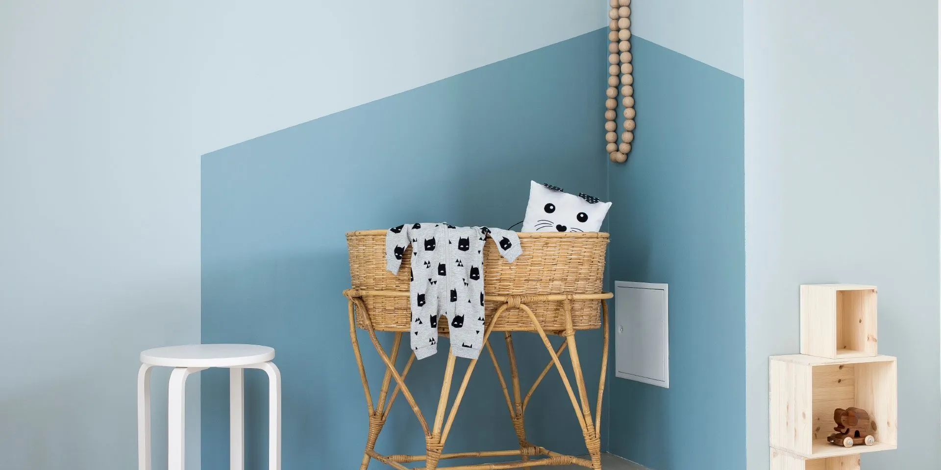 sininen lastenhuoneen seinä