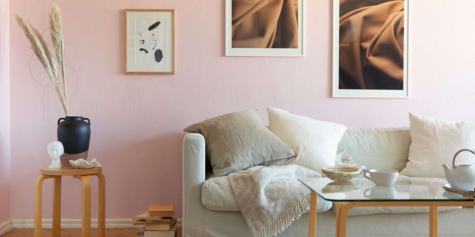 maalattu olohuone jossa sohva