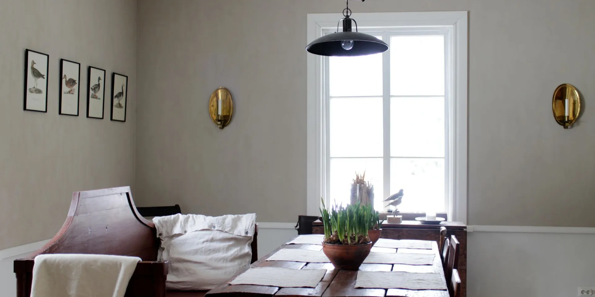 Tunto Hienolla maalattu harmaanbeige ruokailutila