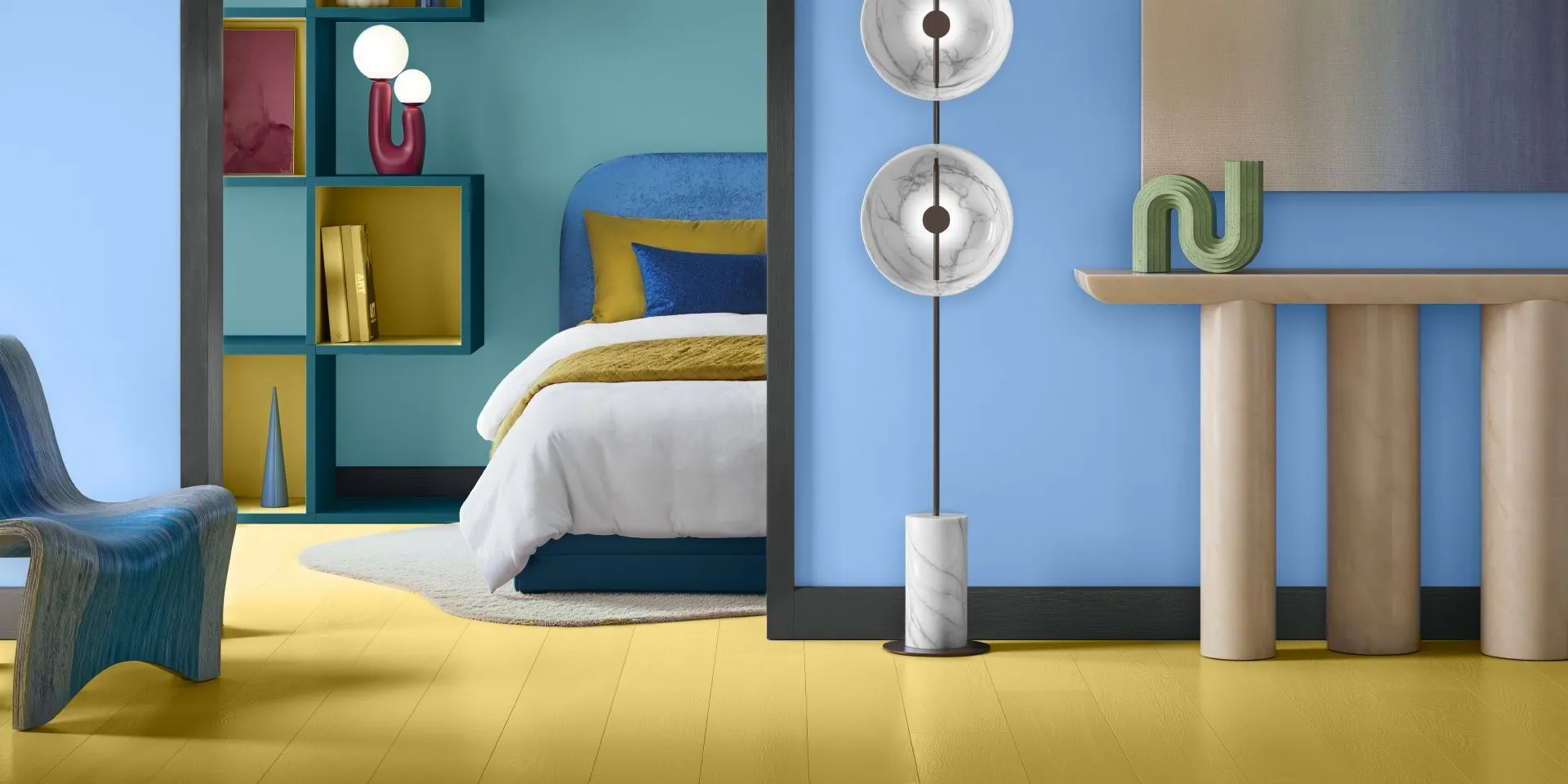 Vuoden 2026 sisustustrendeissä keltaisen pariksi sopivat erityisen hyvin vastavärit, kuten sininen tai vaalea turkoosi.