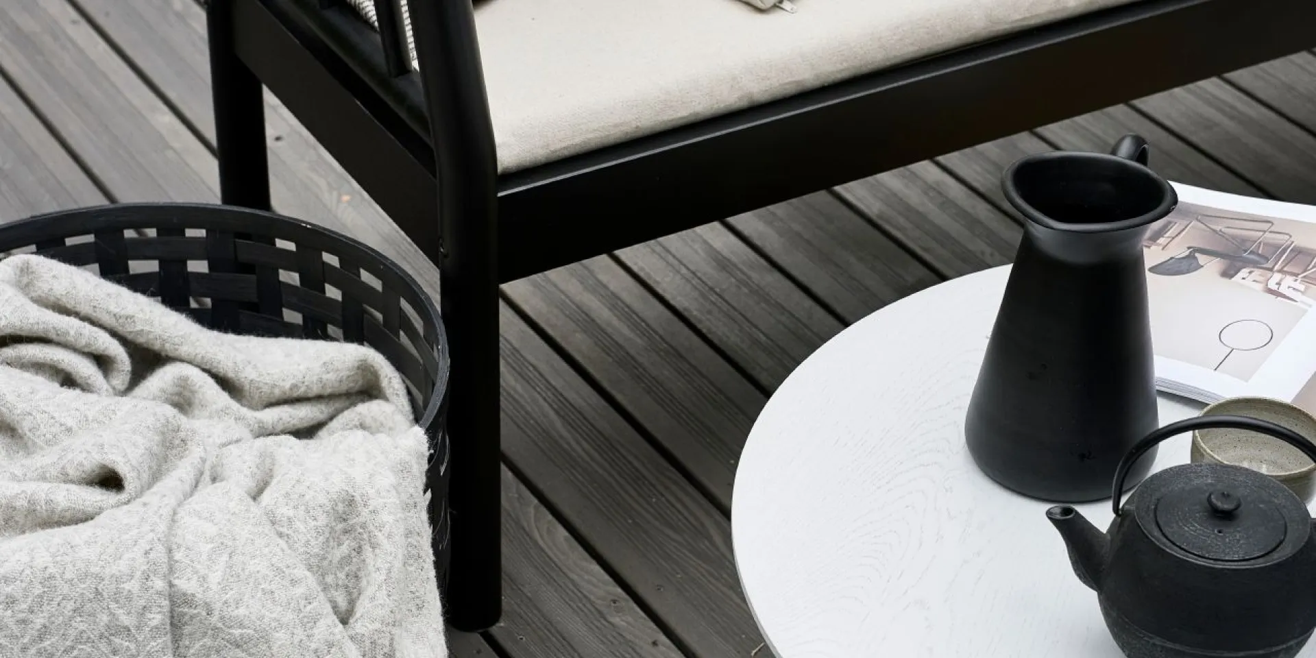 harmaa terassi jossa kalusteita