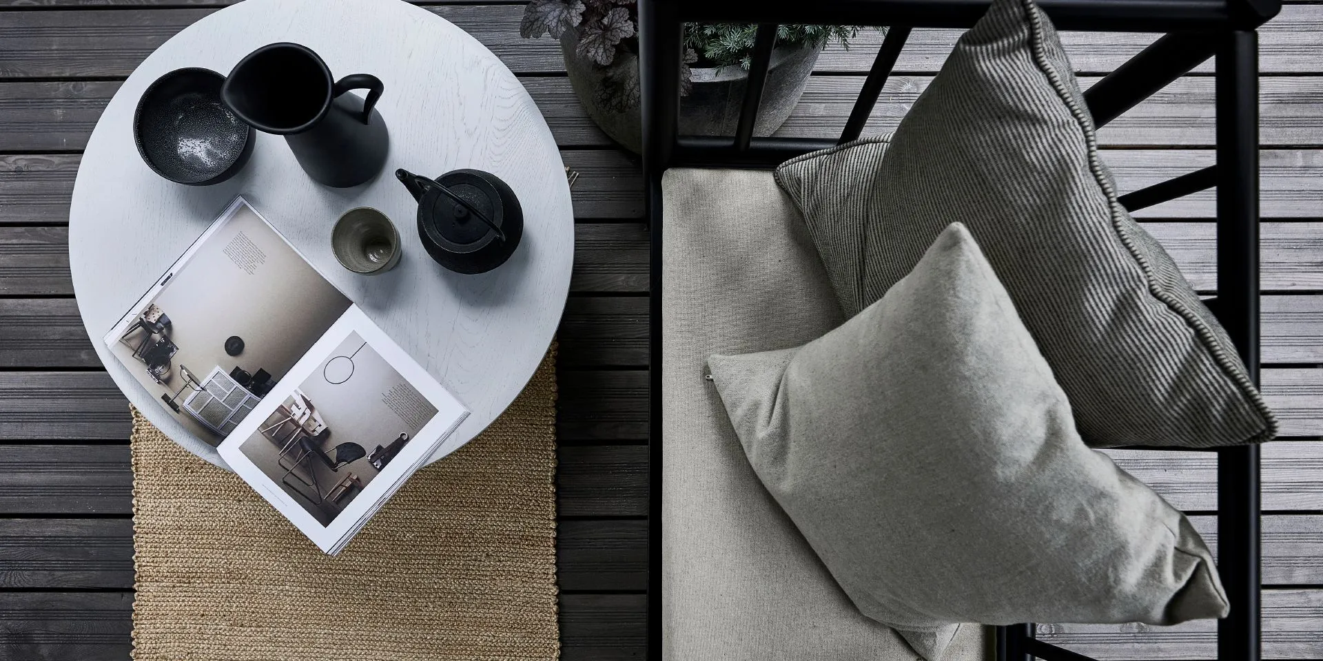 harmaa terassi jossa kalusteita