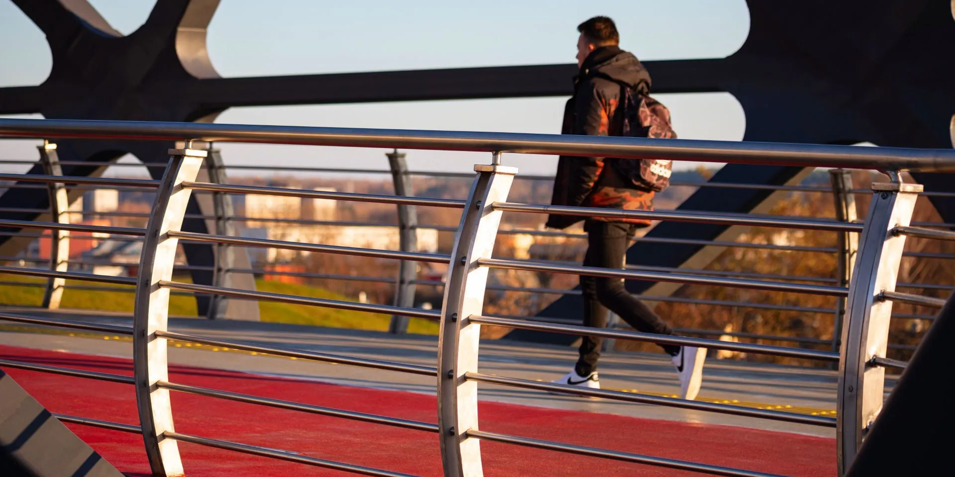 Jalankulkija kävelee sillalla.