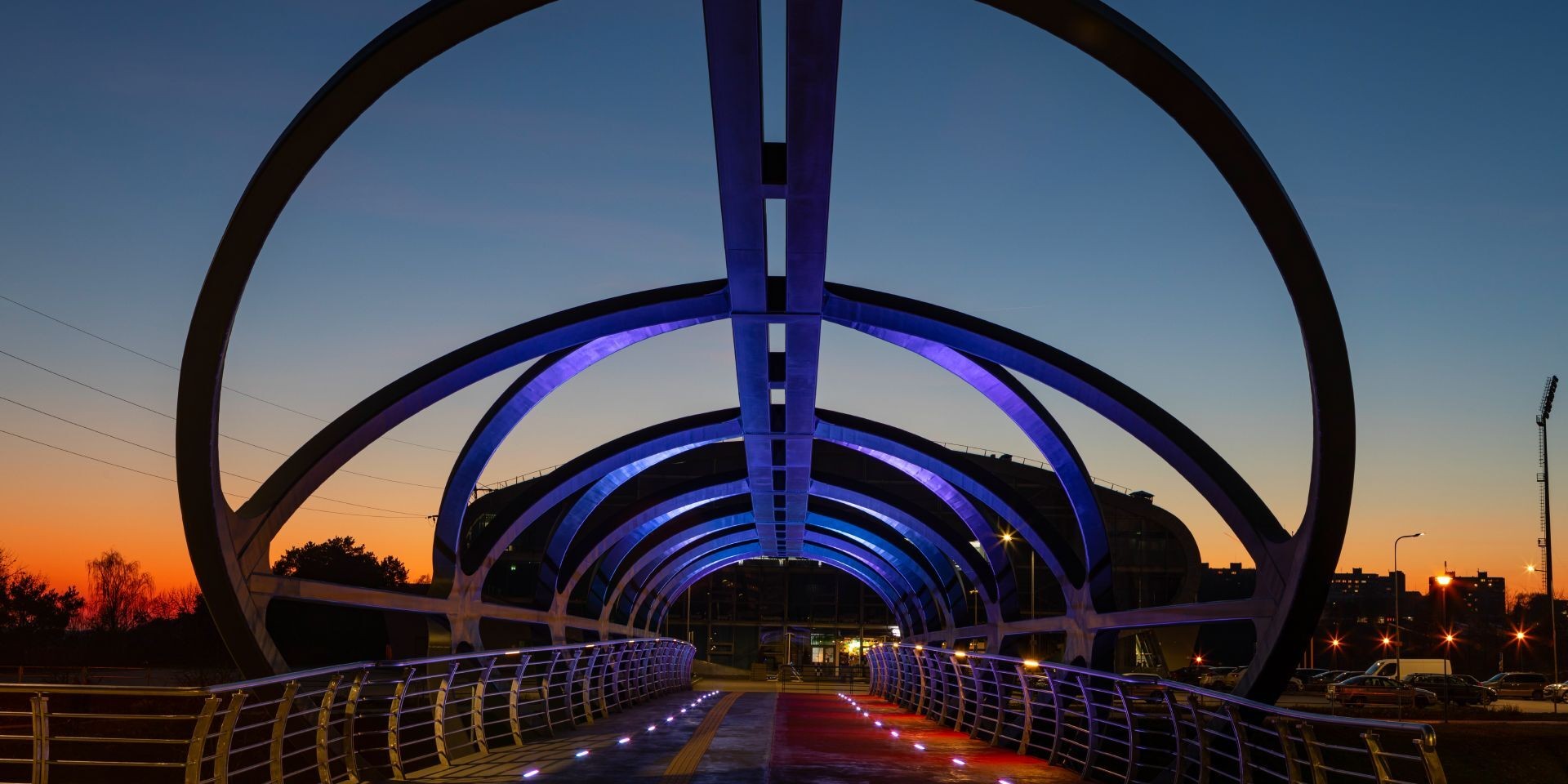 Tyylikäs ja värikäs kevyenliikenteen silta herättää huomiota futuristisella muodollaan.