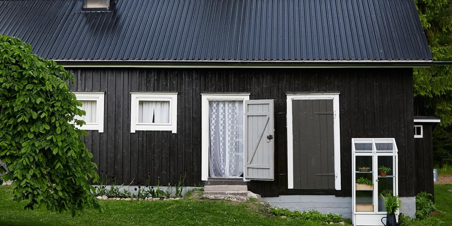 Mustaksi maalattu navetta