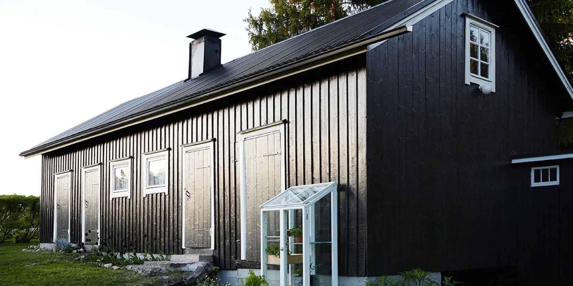 Mustaksi maalattu navetta