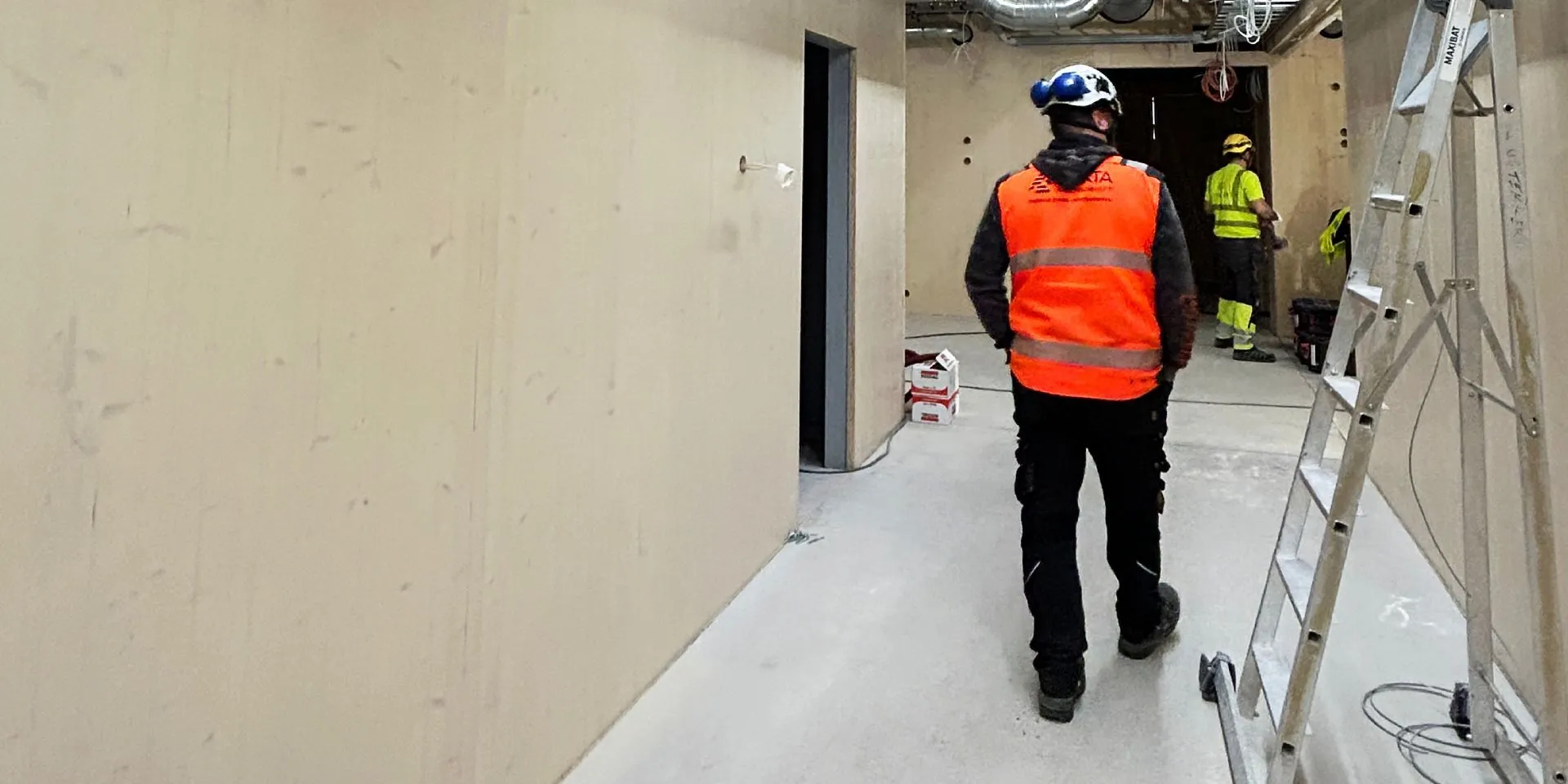 Rakennustyömaa jossa ihmisiä