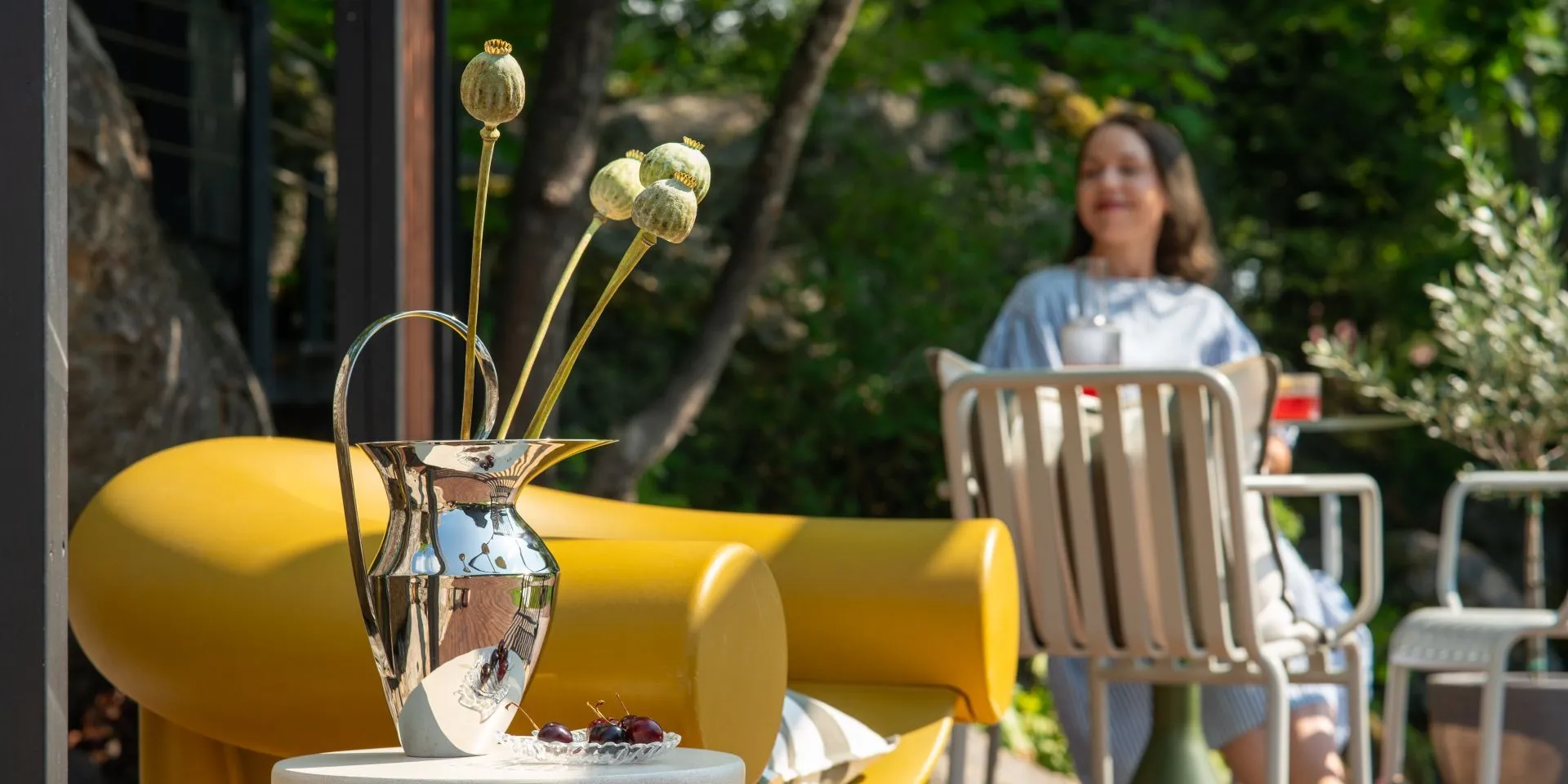 Keltainen tuoli tuo väriä terassiin