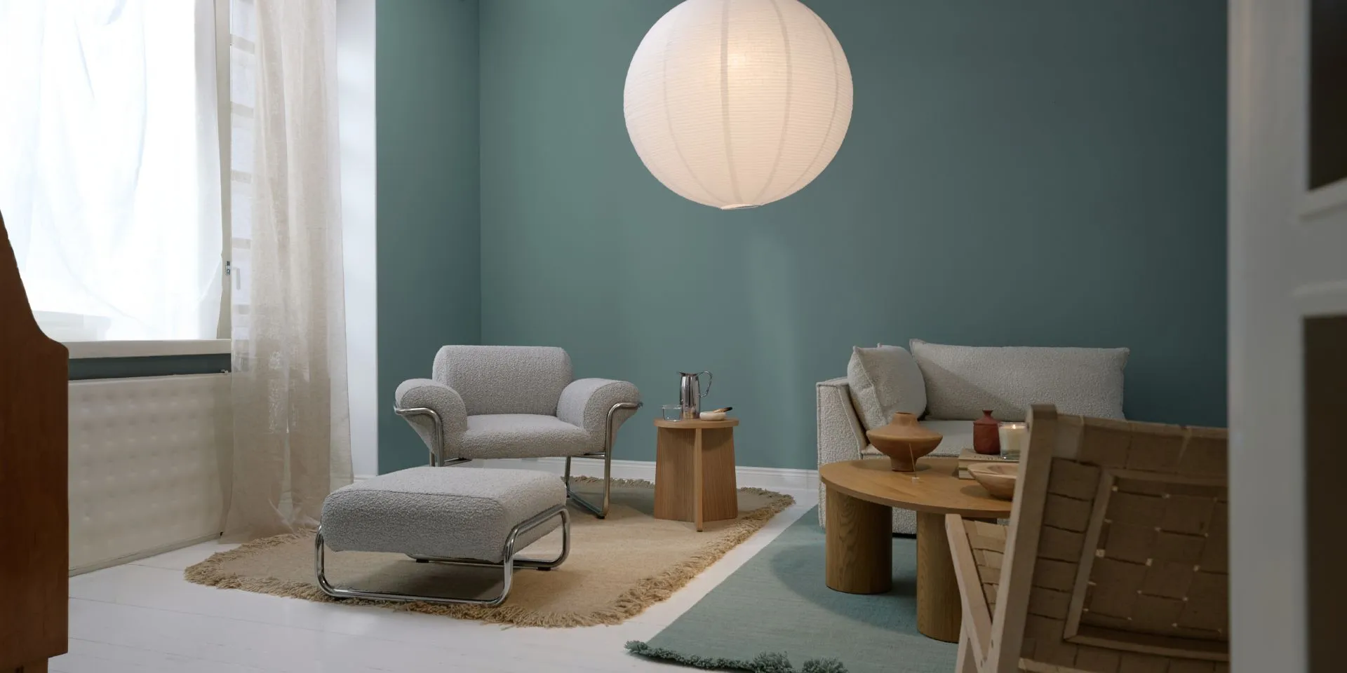 Muodonmuutos jälkeen. Kuvassa rauhallinen olohuone, jossa lukunurkkaus ja seurustelualue eroteltuna toisistaan matoilla. 