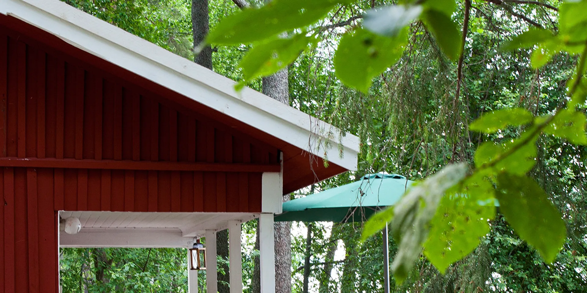 Vanhat pigmentit puutalon punamaalissa.