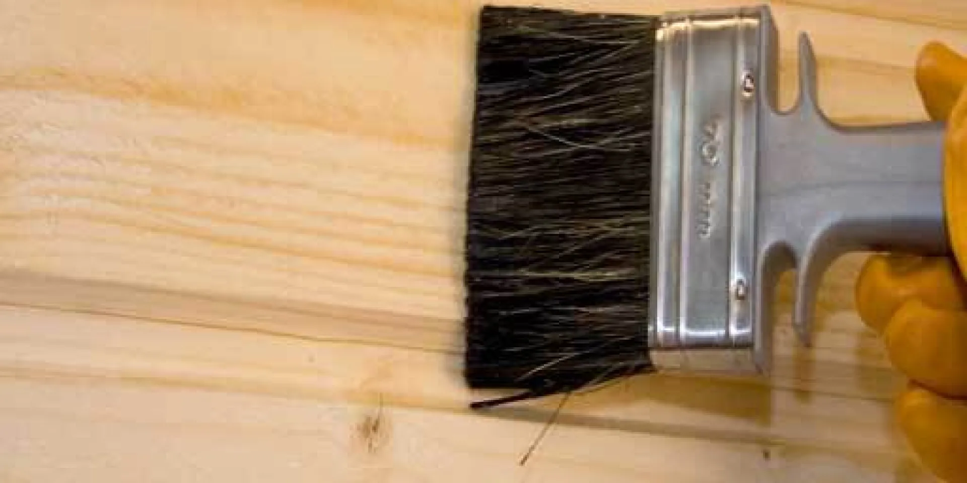 Uuden puuseinän pohjustus Valtti Plus -pohjusteella.