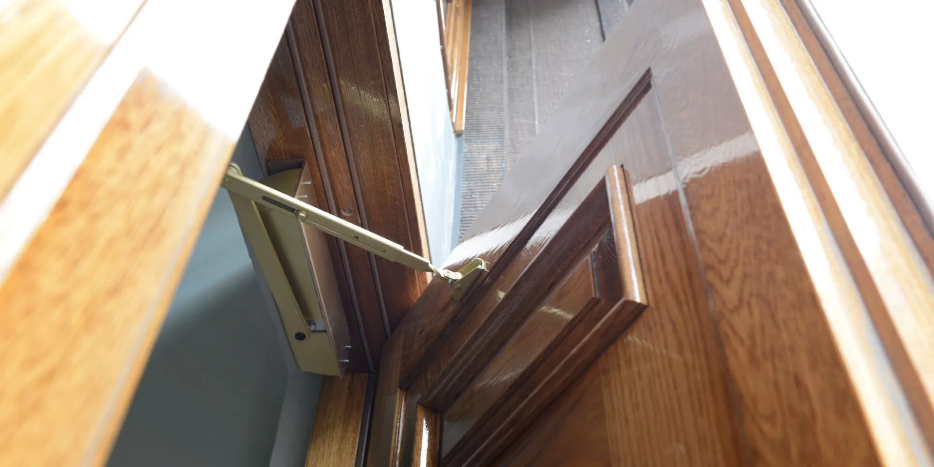 Kuva puuovesta ja sen yksityiskohdista