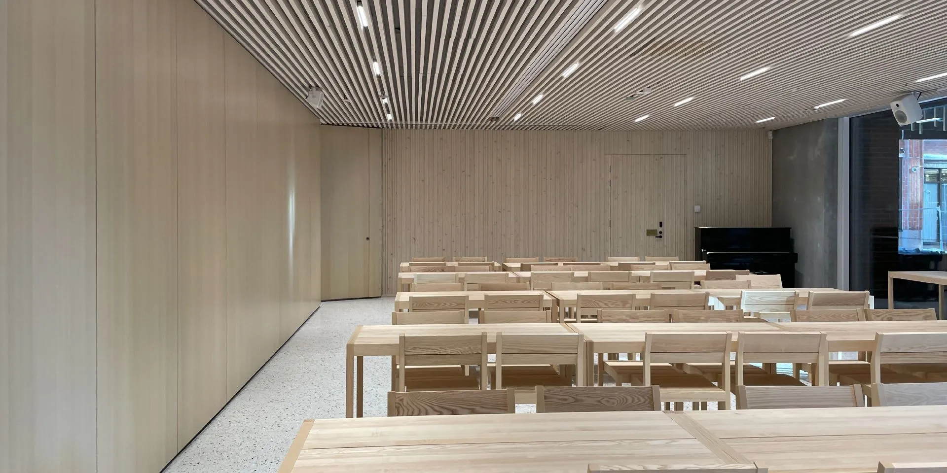 Tikkurilan kirkon sisätila.