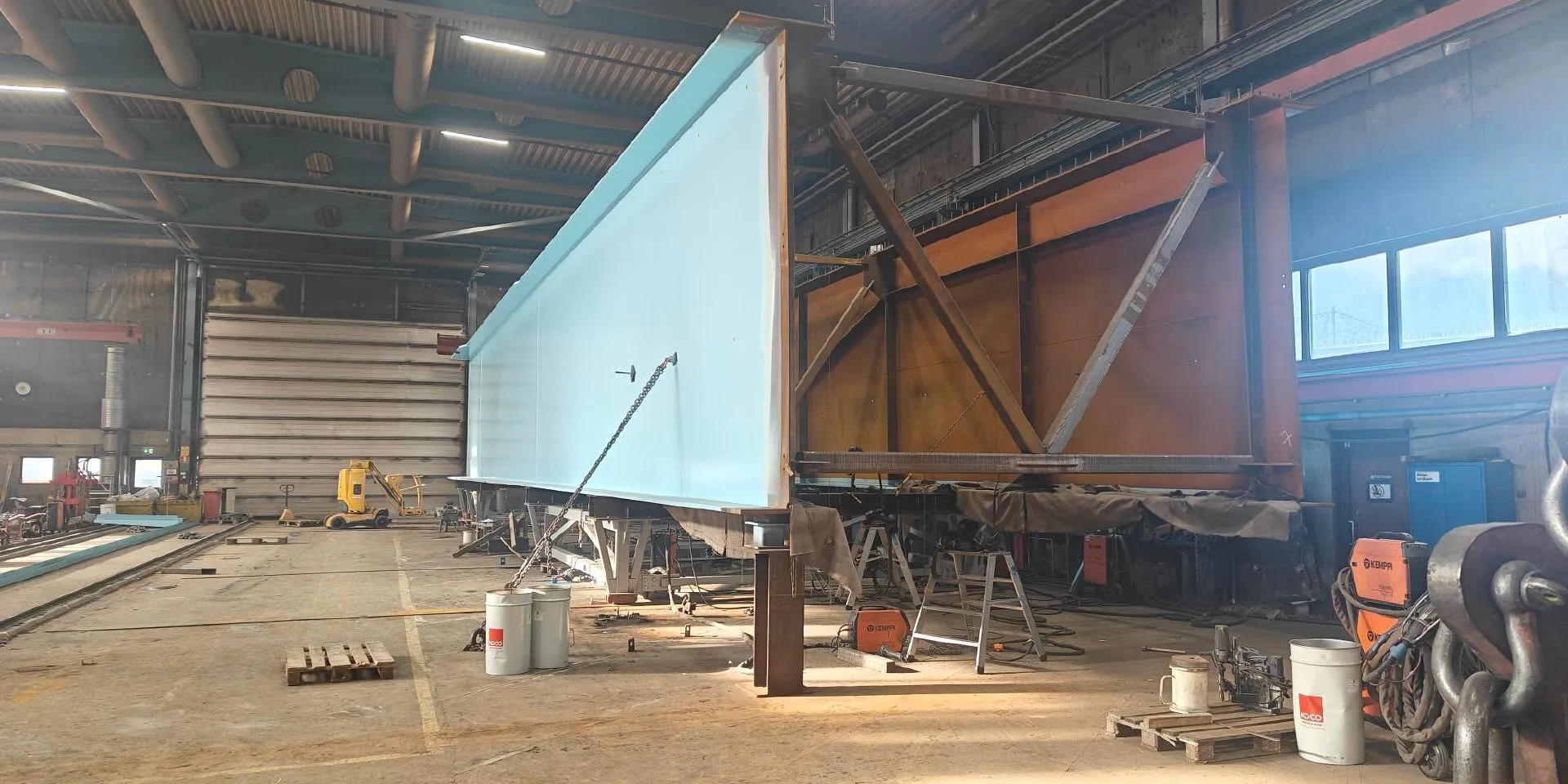 Terässillan elementtejä maalataan