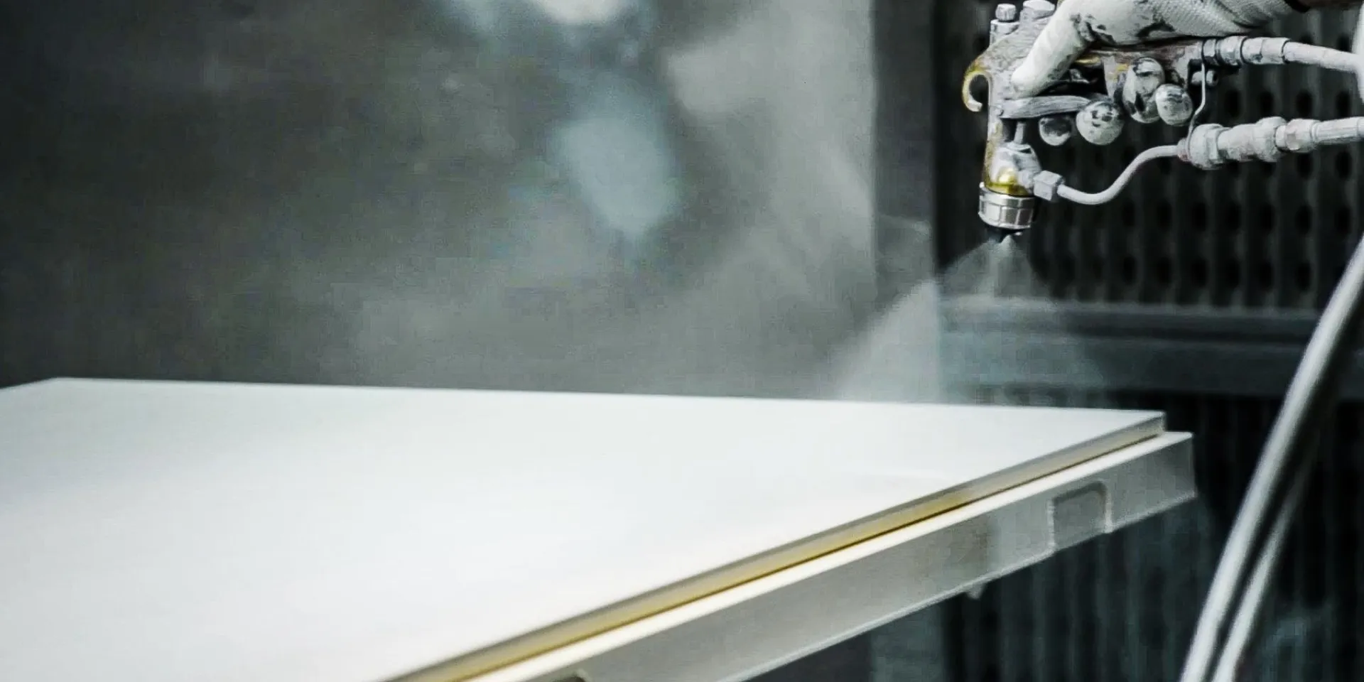 Maalia ruiskuttava henkilö