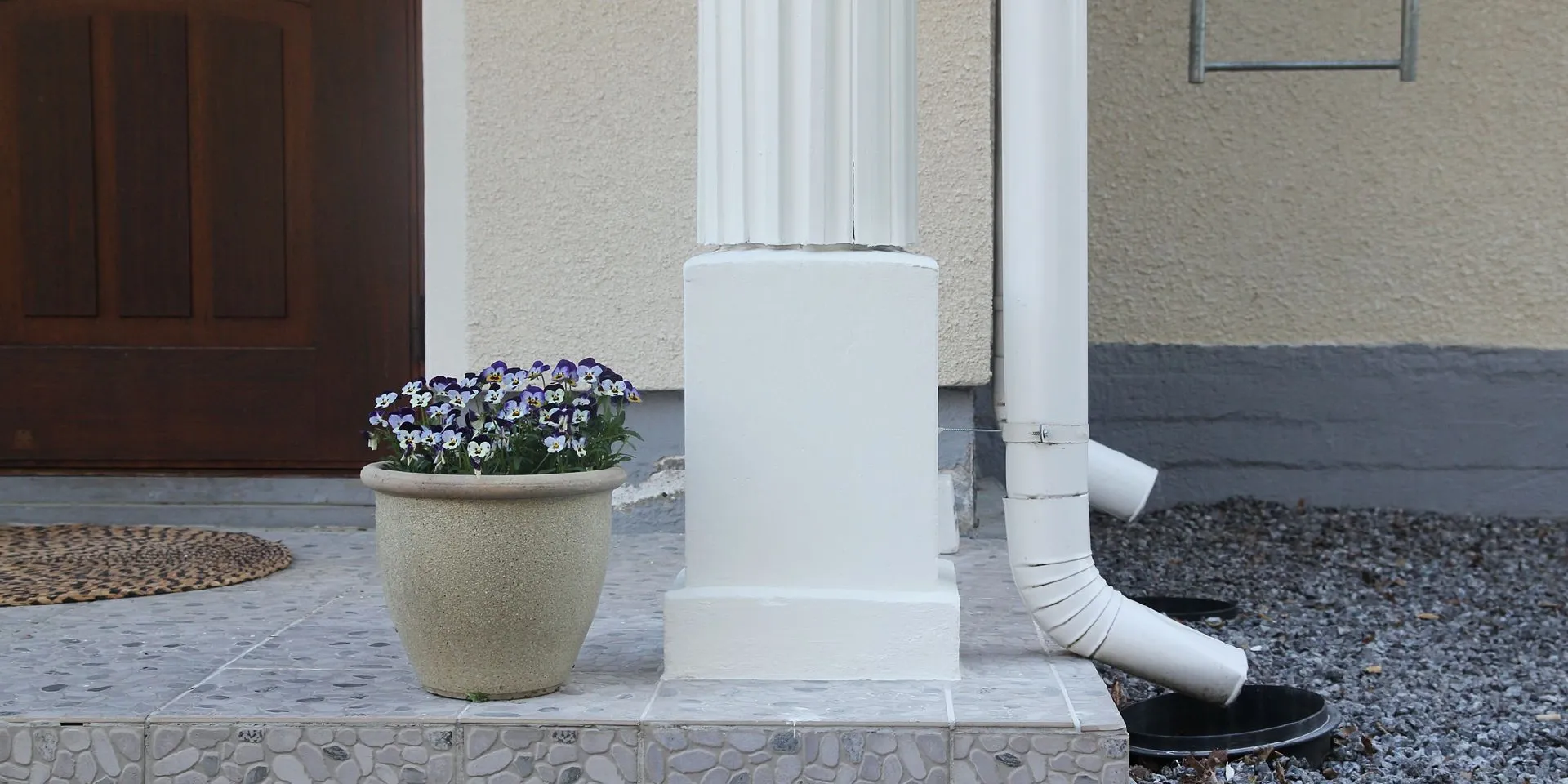 Maalattu kaide ja talon pylväs