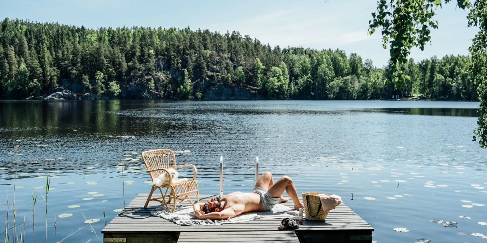 mies makaa laiturilla