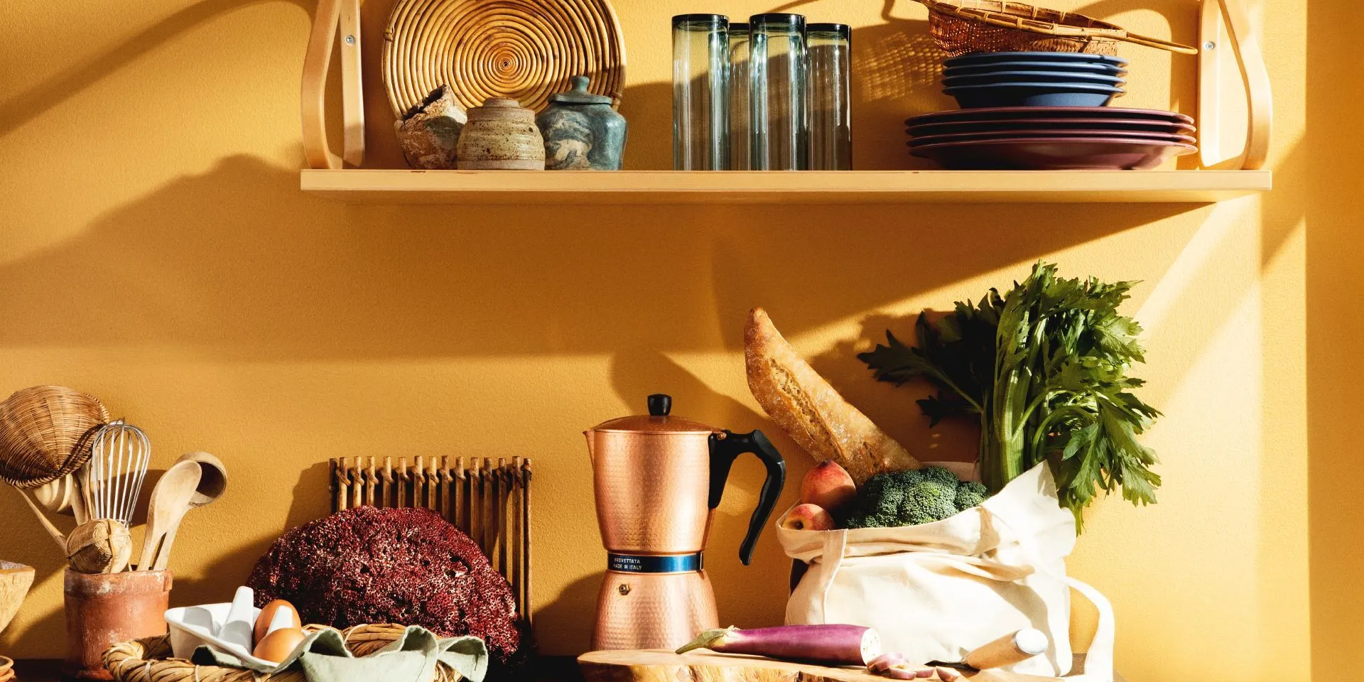 Keltainen keittiön seinä