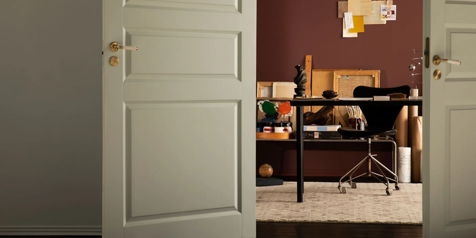 Voimakas ruskea sävy olohuoneessa