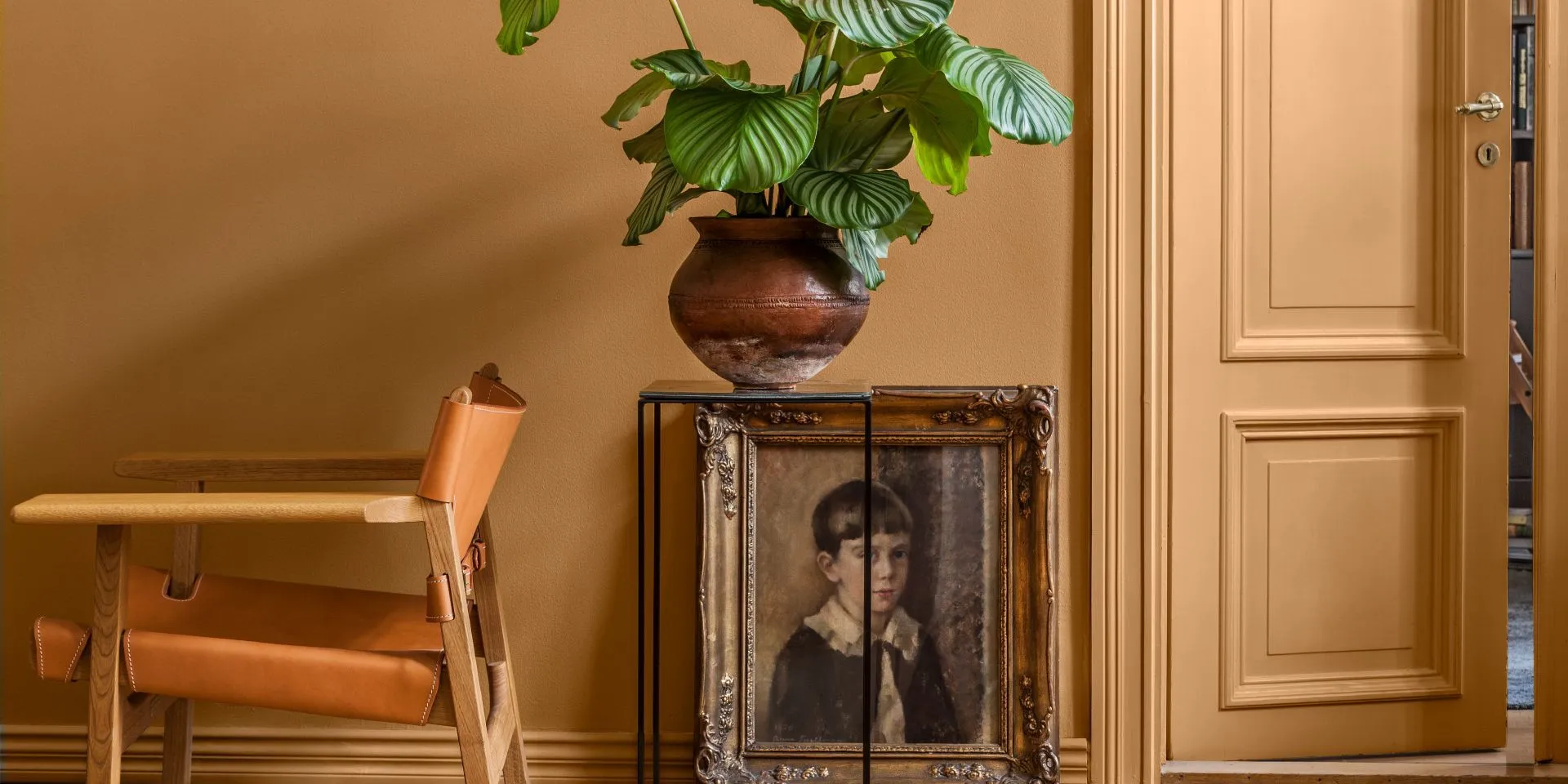 Keltainen olohuone, jossa on yhdistetty eri keltaisen sävyjä 