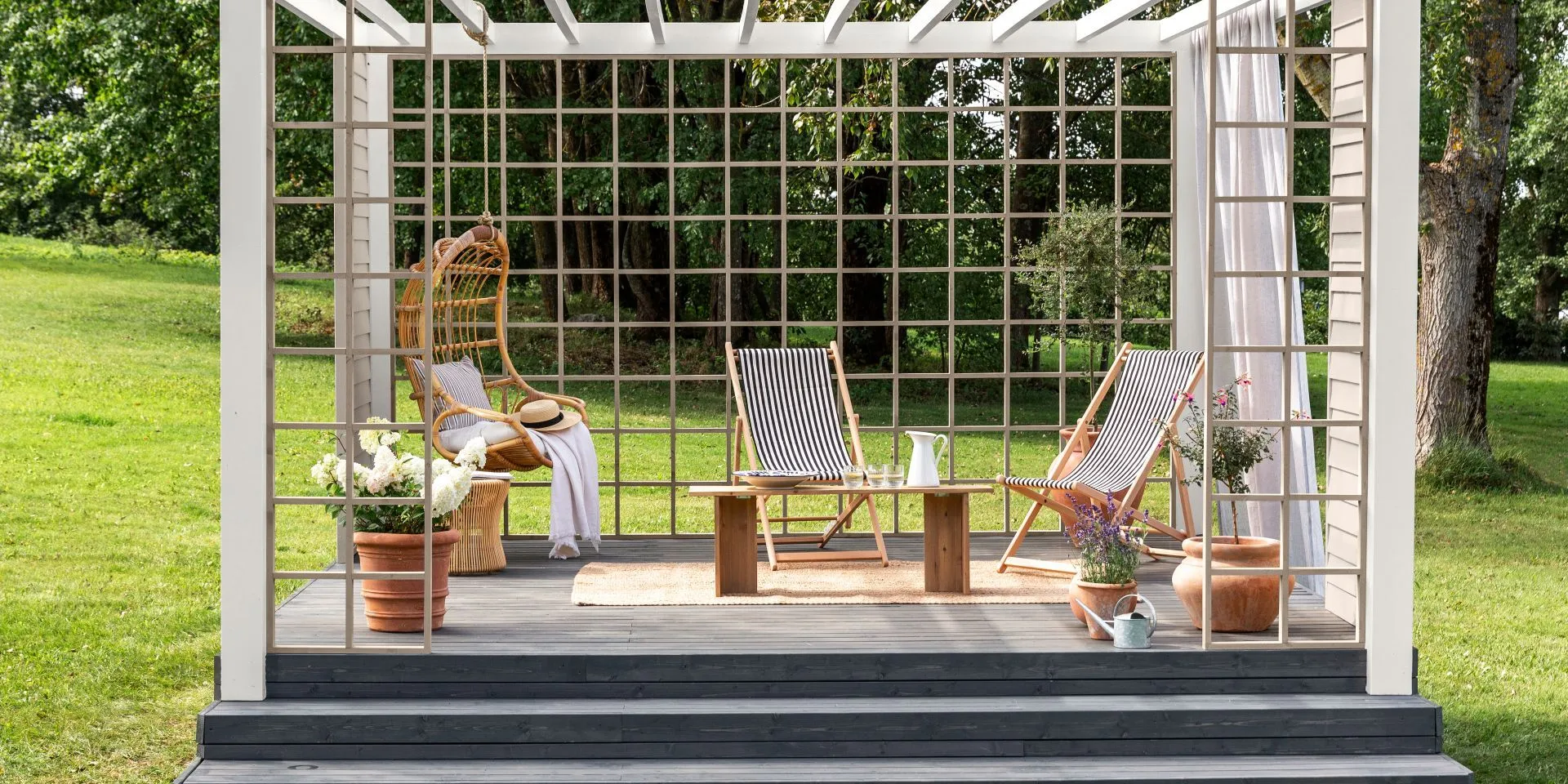 Harmaa terassi/ pergola 