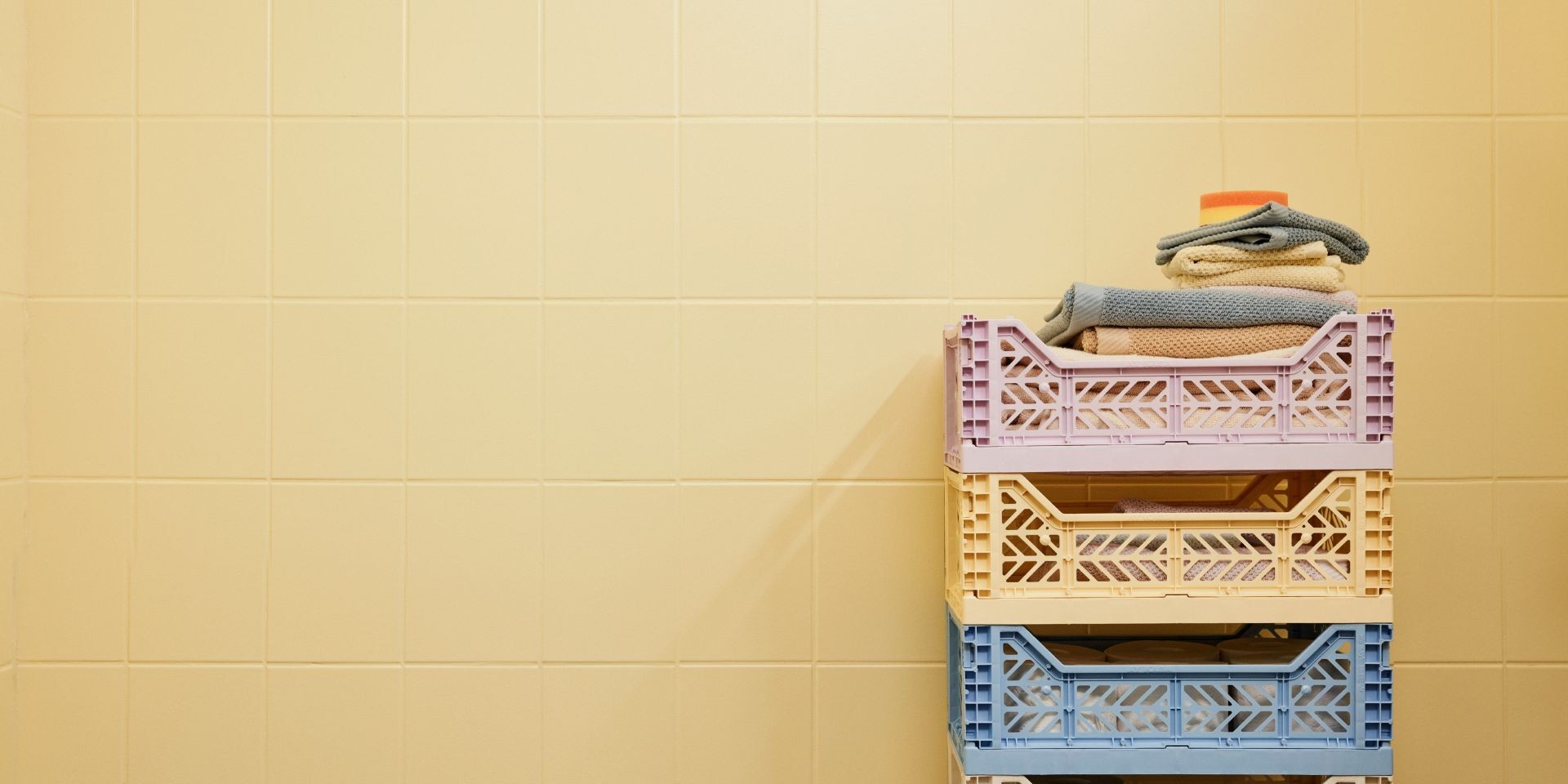 Kylpyhuoneen kaakelit, jotka ovat maalattu keltaisella ja harmaalla värillä