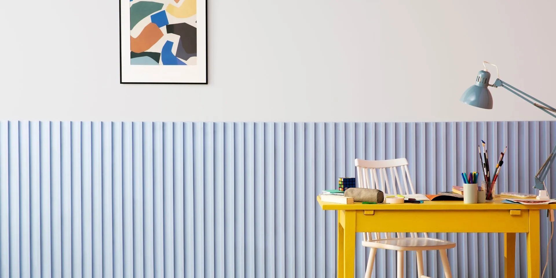 Vaaleansininen paneeliseinä