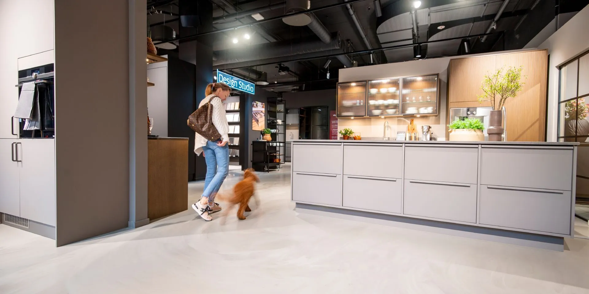 HTH keittiön lattiapinnoitus Tikkurila Cozy Floor polyuretaani-järjestelmällä.