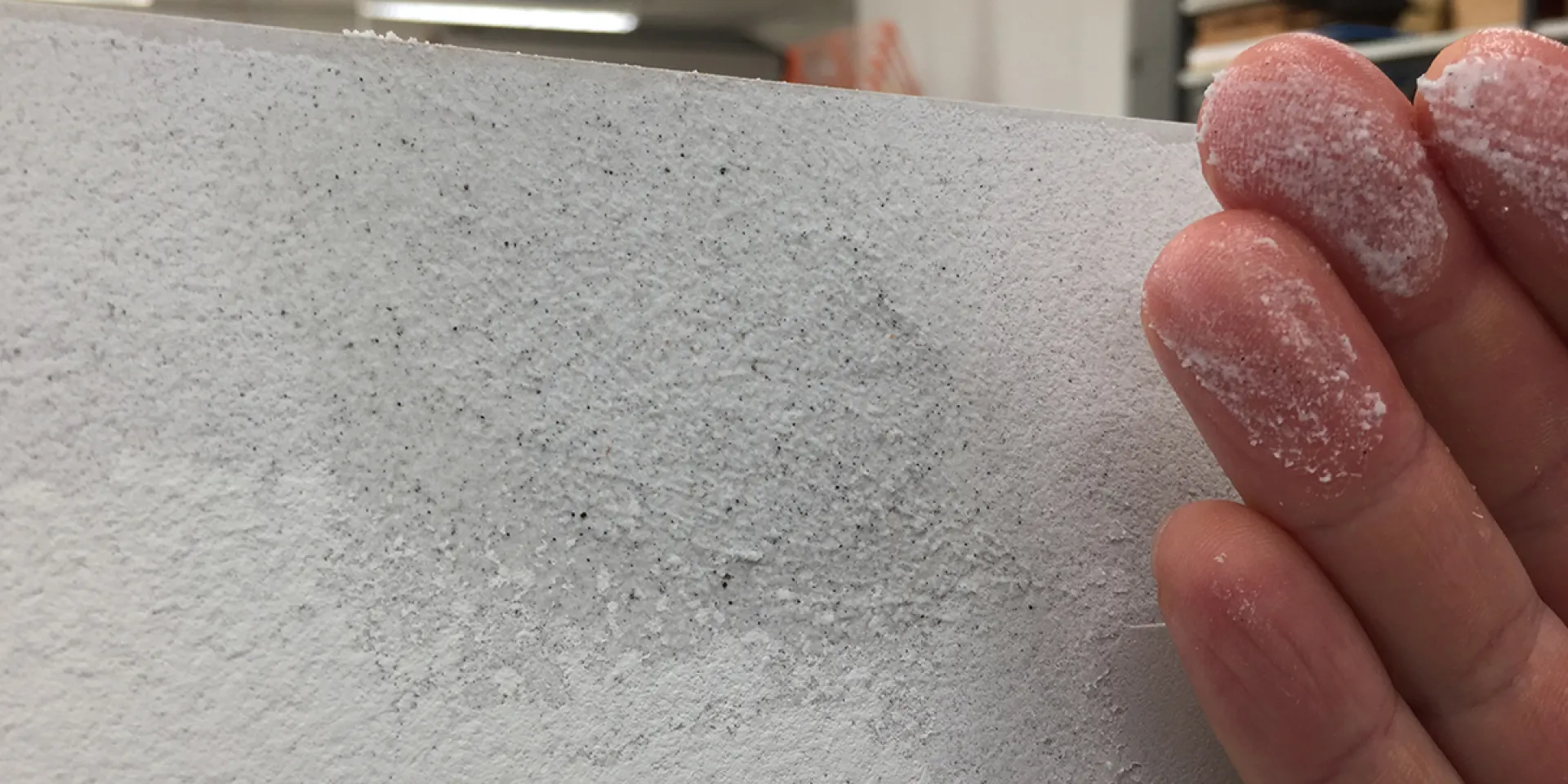 Kuivatasoitepinta on liettynyt kostutetuilla sormilla hangattaessa.