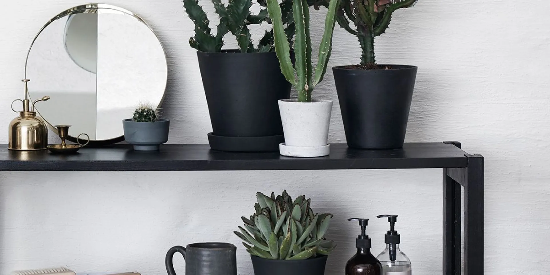 Hiilenharmaat piharuukut hyllyn päällä