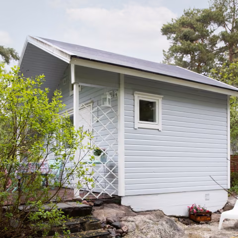 Rauhallinen siniharmaa mökki