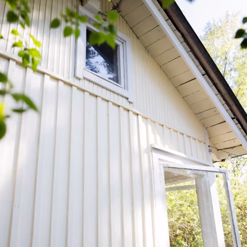 Vaaleankeltainen mökki