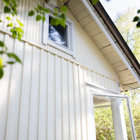 Vaaleankeltainen mökki