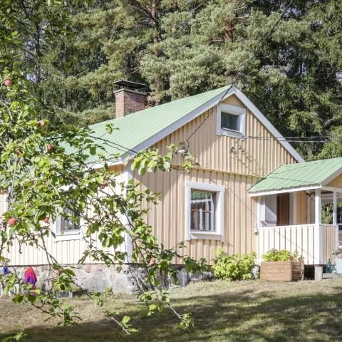Pastellinkeltainen mökki
