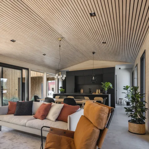 Puinen rimakatto asunnon olohuoneessa.