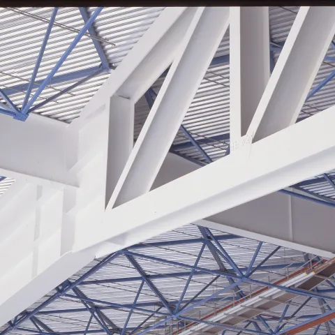 Valkoinen teräsrakenne