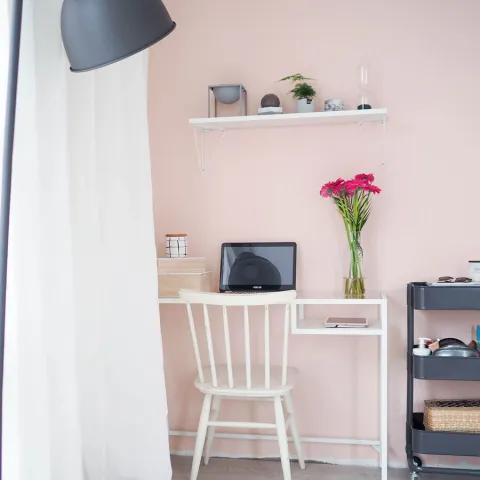 Ideas for the home office: cheer the room up with pink