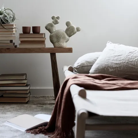 Vaaleanharmaa seinä työhuoneessa