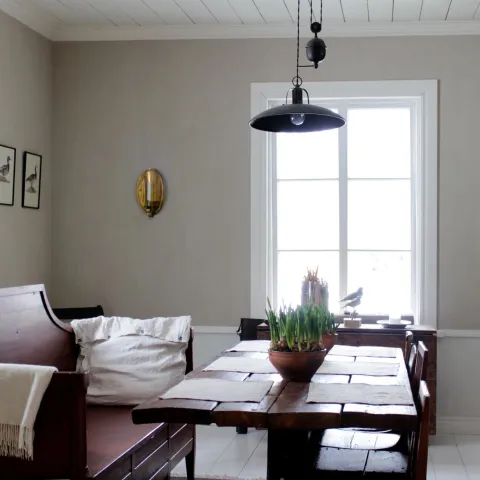 Harmaanruskea ruokailutila