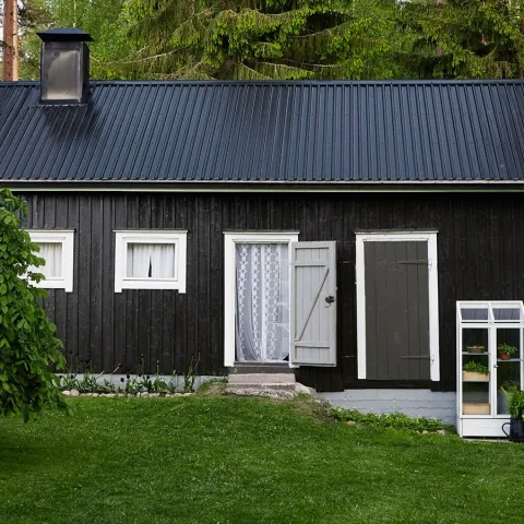 Mustaksi maalattu navetta