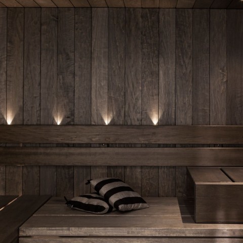 Tummanruskea suomalainen sauna