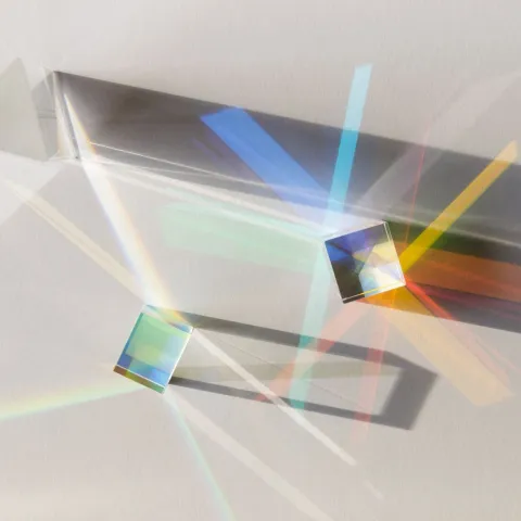 Spektrit heijastavat valonsäteitä eri väreissä.