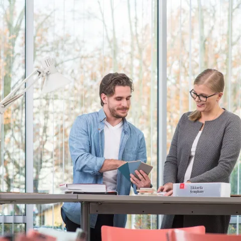 Arkkitehdit tarkastelevat Tikkurilan värimalleja.